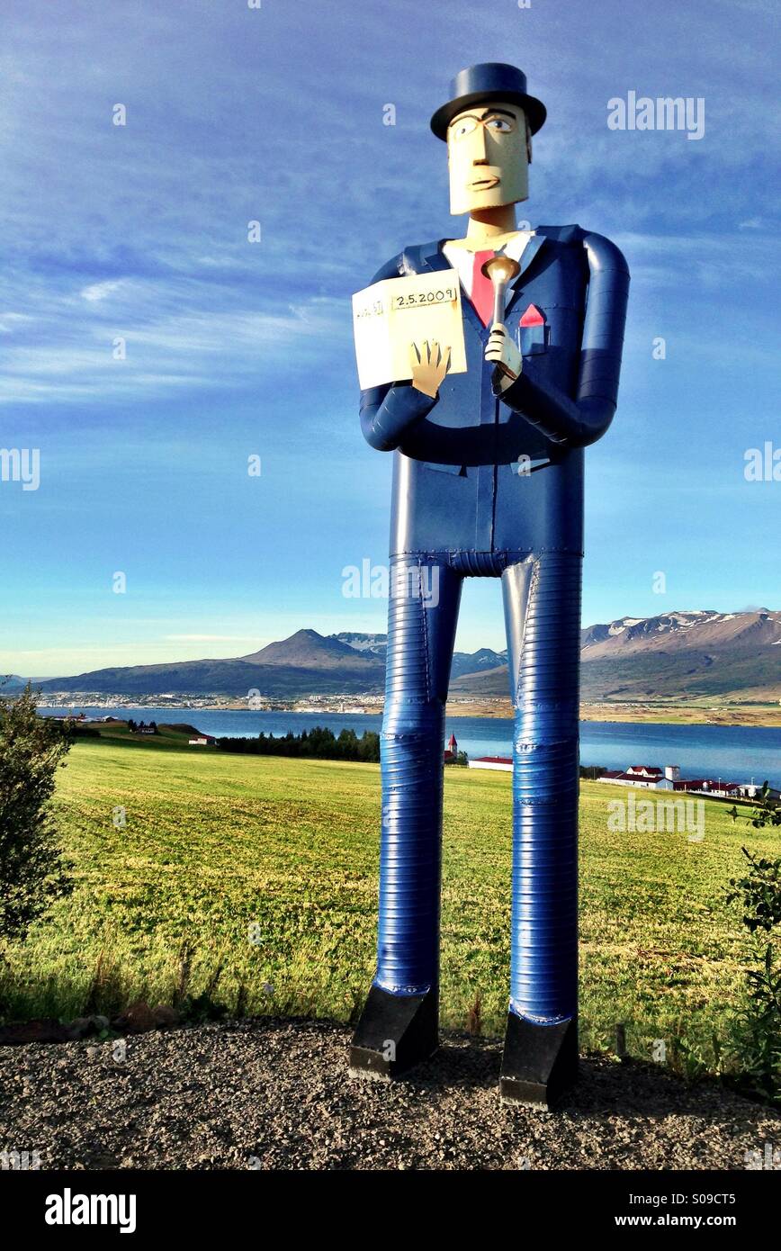 Die Statue von der blauen Mann begrüßt die Menschen nach der Stadt Akureyri, Island. Stockfoto