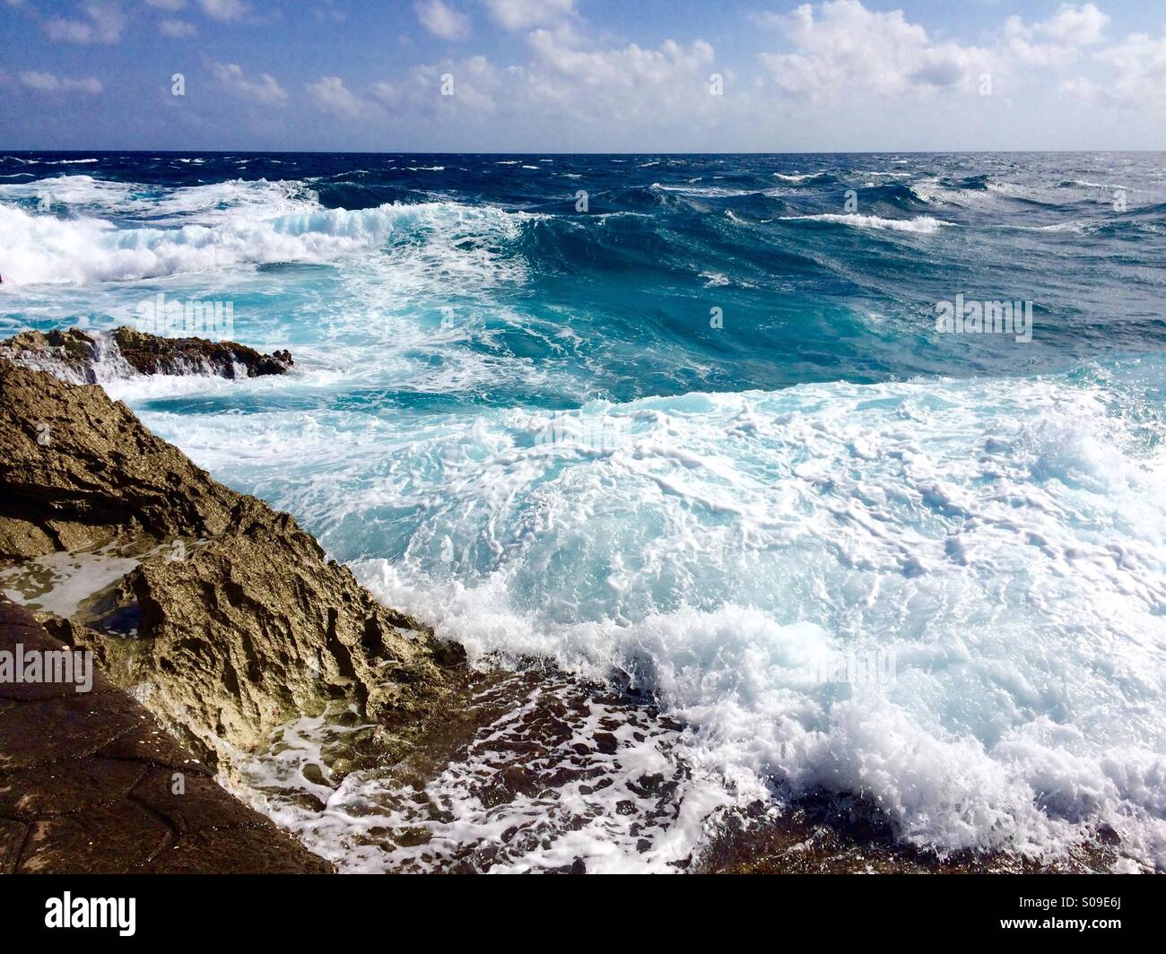 Wasser stürzt auf Felsen, Punta Sur, Isla Mujeres, Mexiko Stockfoto