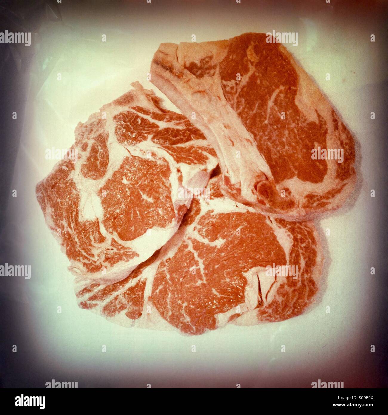 Ungekocht Ribeye steaks - Smartphone-aufgenommenes Stockfoto