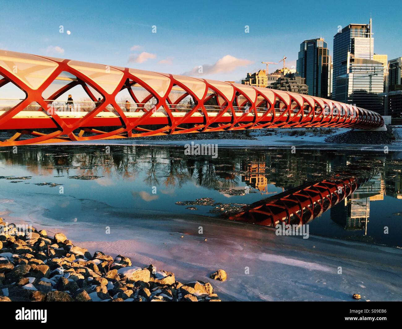 Calgarys Peace Bridge ist eine beliebte Stadt-Attraktion auch an einem kalten, klaren Wintertag. Stockfoto