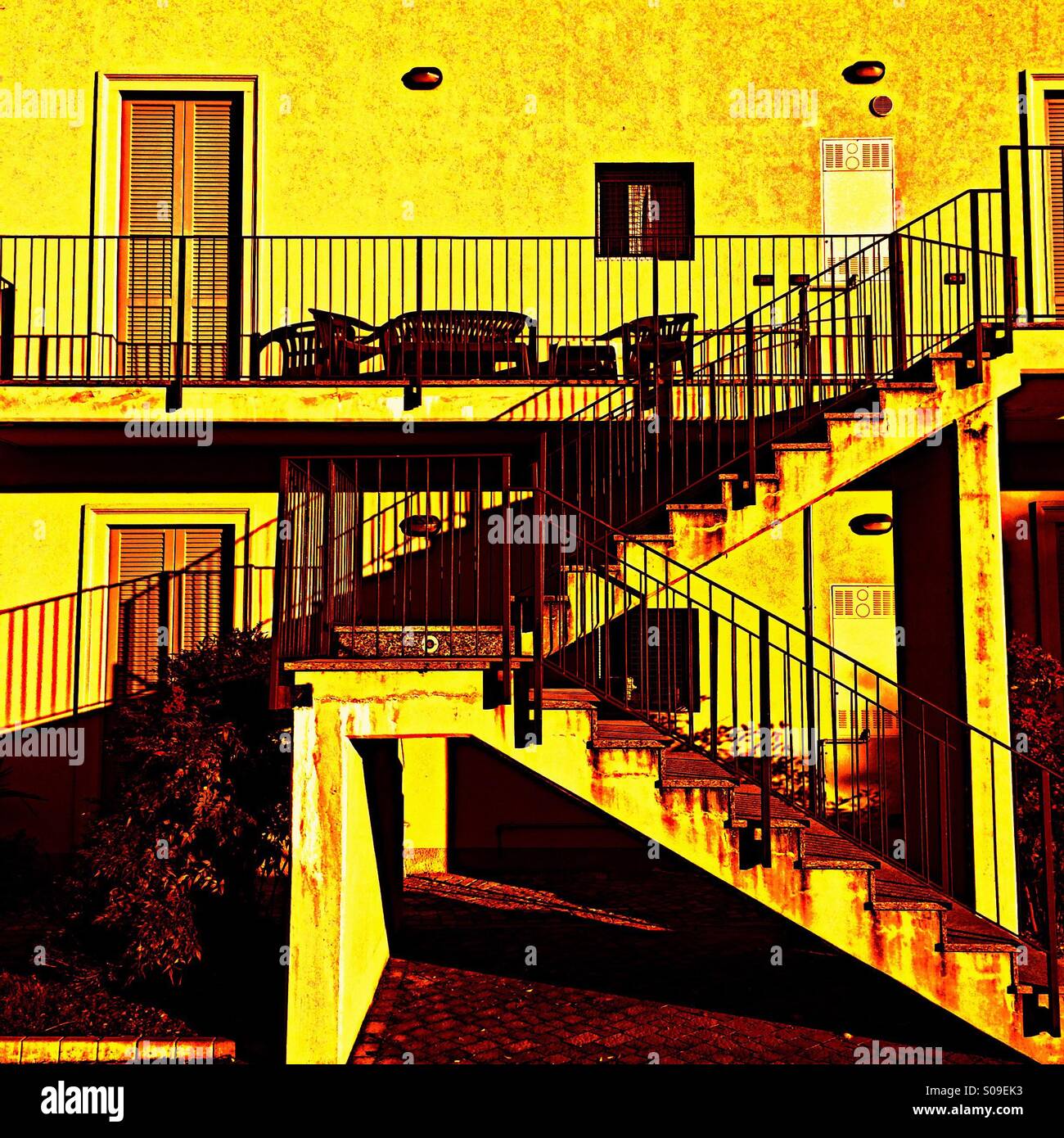 Gelbe sonnige Haus Lombardei Italien Stockfoto