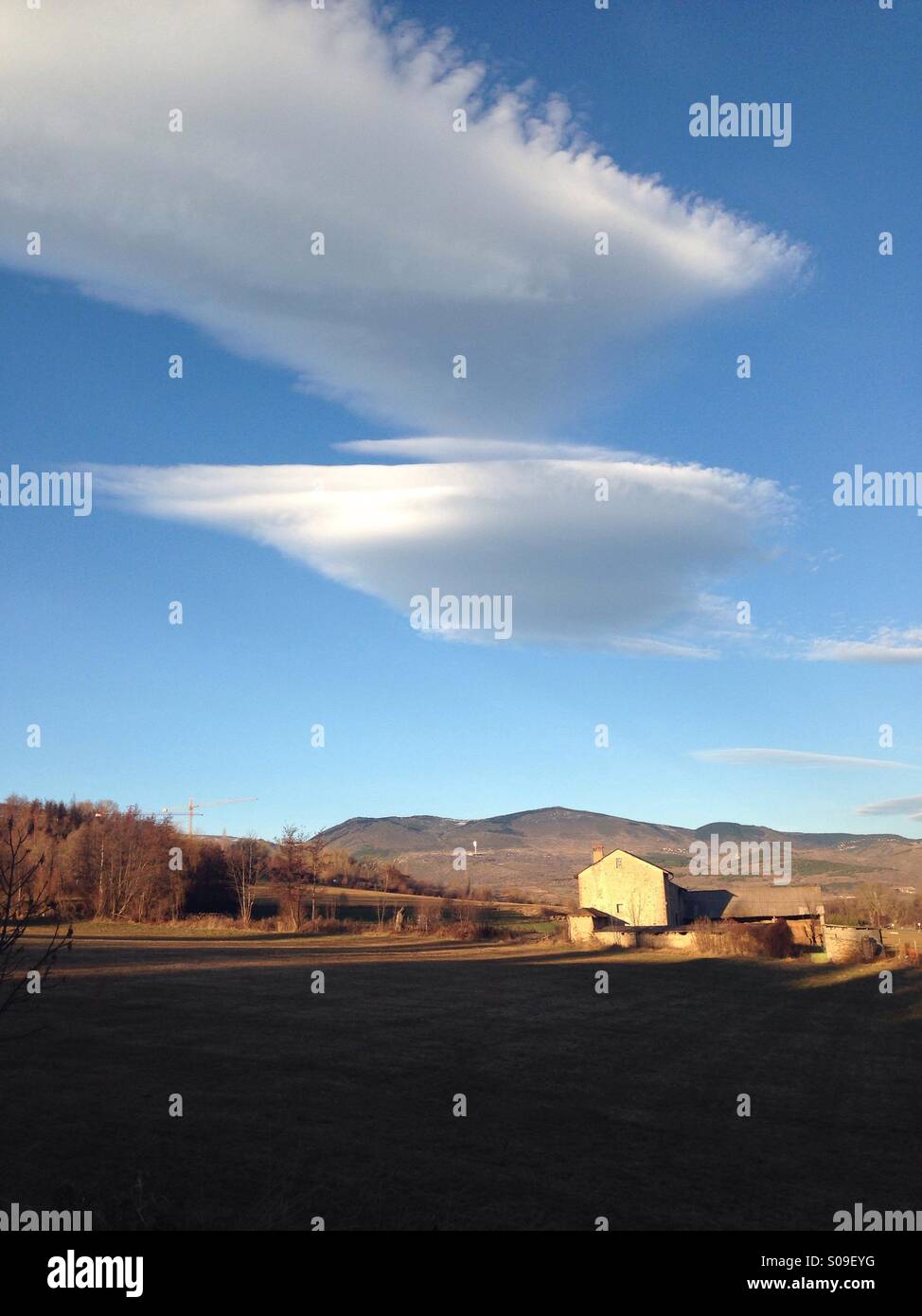 Linsenförmige Wolkenformationen in den Pyrenäen in der Nähe von Puigcerda, Spanien. Stockfoto