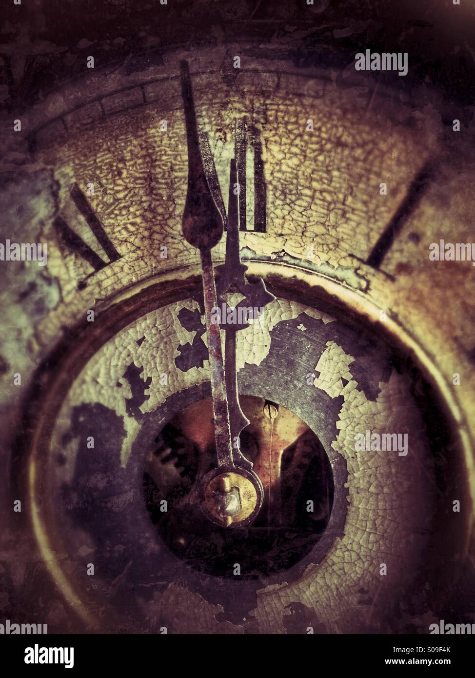 Eine Minute vor Mitternacht auf eine antike Uhr. Stockfoto