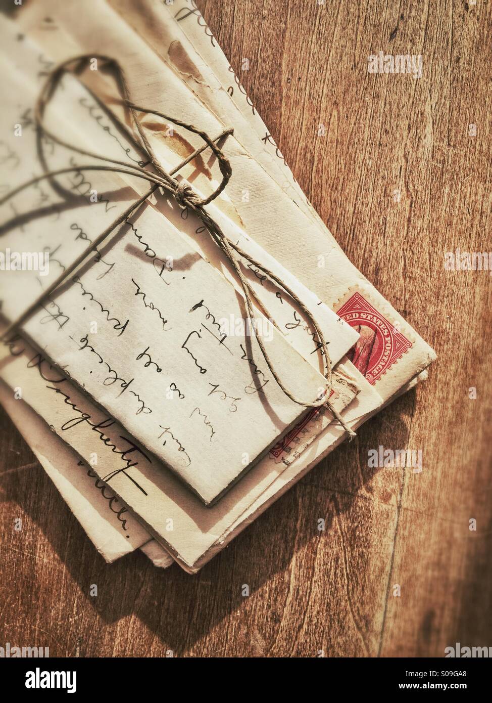 Alte Briefe mit Bindfaden gebunden. Stockfoto