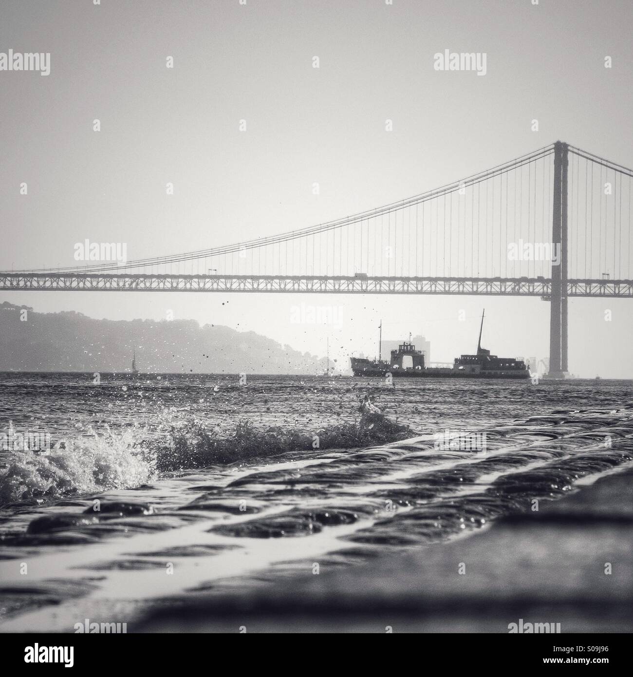 Boot und Brücke. Meer. Lisboa. Portugal Stockfoto