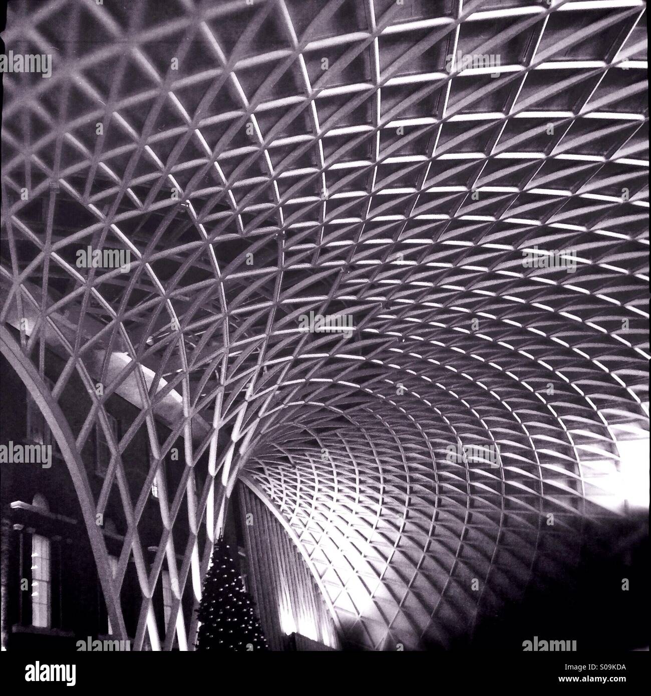 Metallstruktur des Daches der Kings Cross Station in London, England, UK, entworfen von den Architekten John McAslan und Partner. Stockfoto