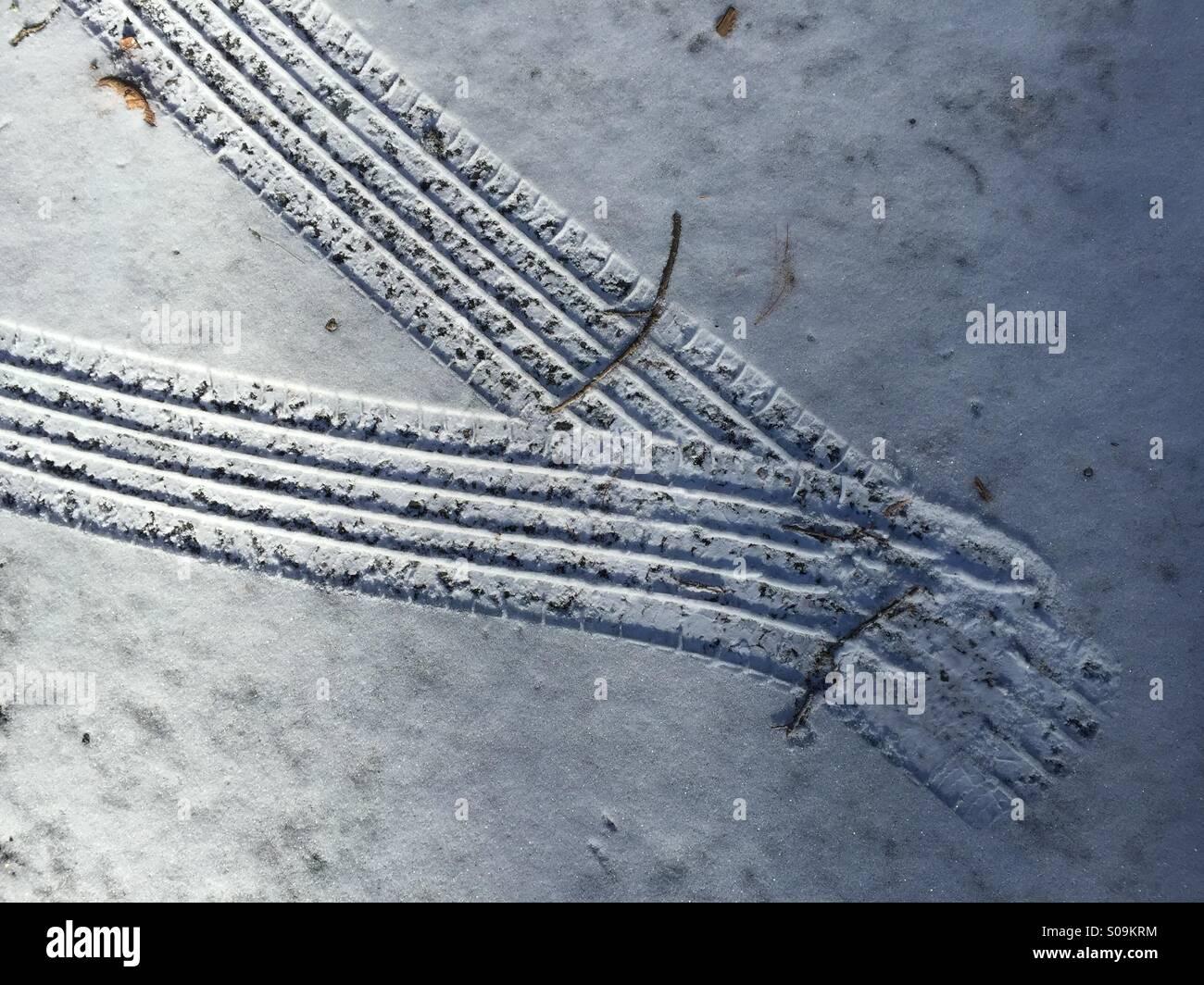 Winter-Szene von Reifen Spuren im Schnee aussehen Hände umklammern Stockfoto