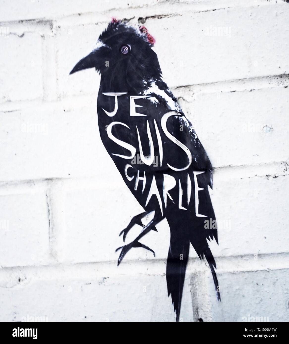 Eine Straße Kunst Raven Pasteup Künstlers Alex Ekins mit Je Suis Charlie geschrieben in Sheffield England Vereinigtes Königreich UK Stockfoto