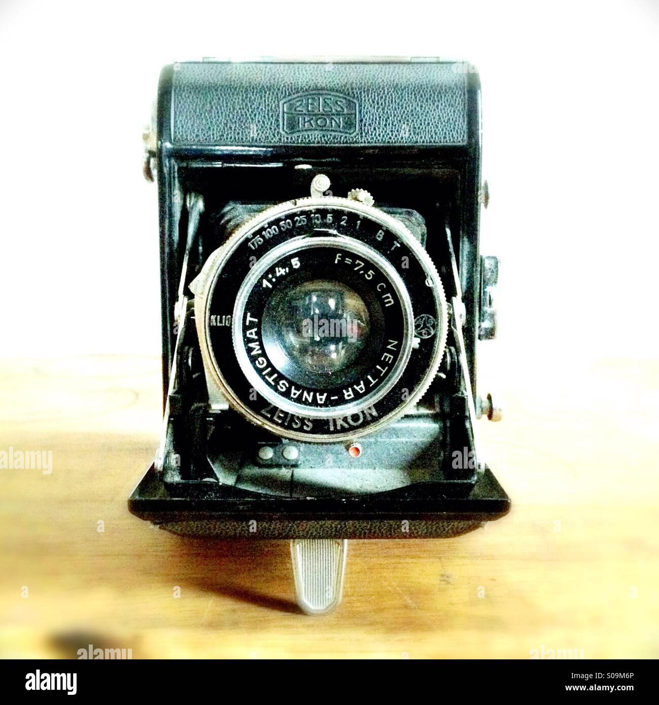 Vintage-Kamera Zeiss Icon - Smartphone-aufgenommenes Stockfoto