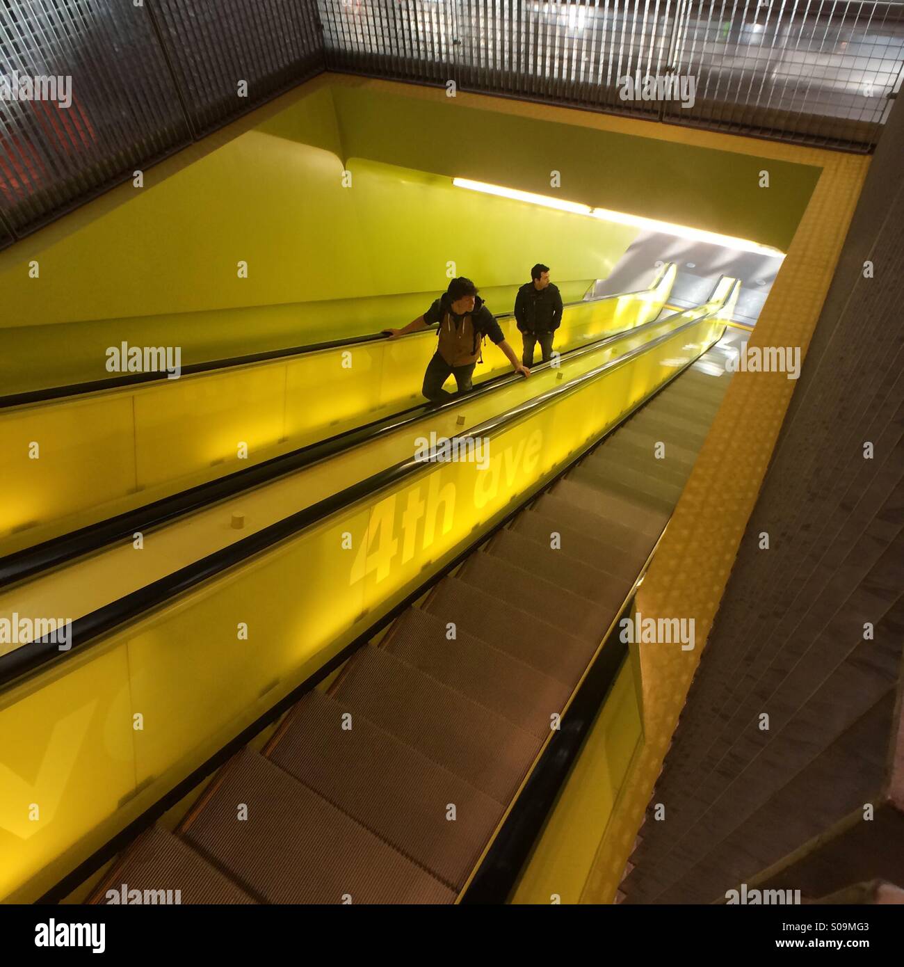 Männer auf Rolltreppe, Seattle Public Library, entworfen von Architekt Rem Koolhaas, Seattle, Washington - Smartphone-aufgenommenes Stockfoto