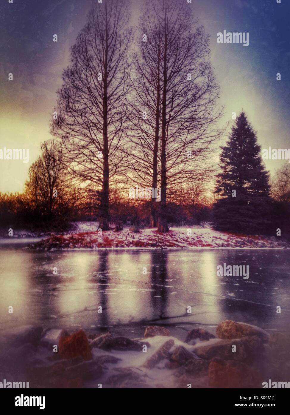 Risse im Eis eines zugefrorenen Sees. - Smartphone-aufgenommenes Stockfoto