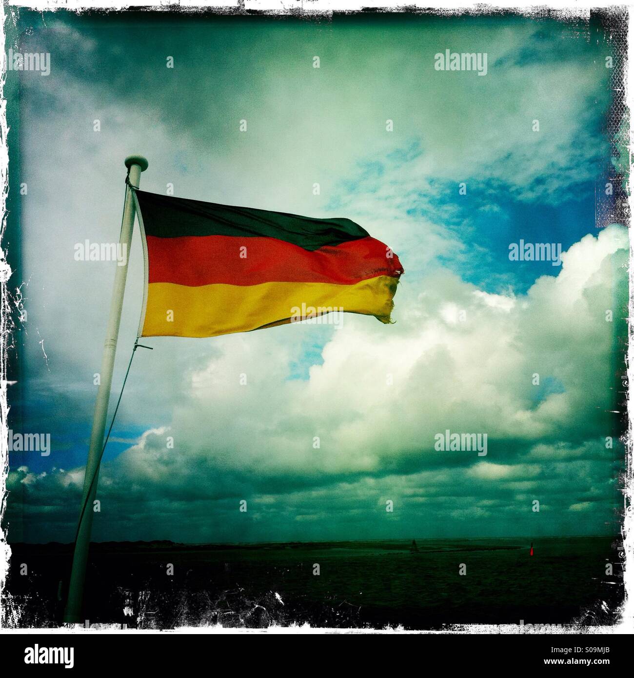 Deutsche Fahne weht im Wind. - Smartphone-aufgenommenes Stockfoto