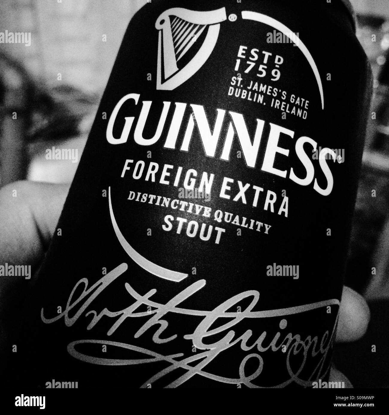 Mann hält eine Dose Guinness stout - Smartphone-aufgenommenes Stockfoto