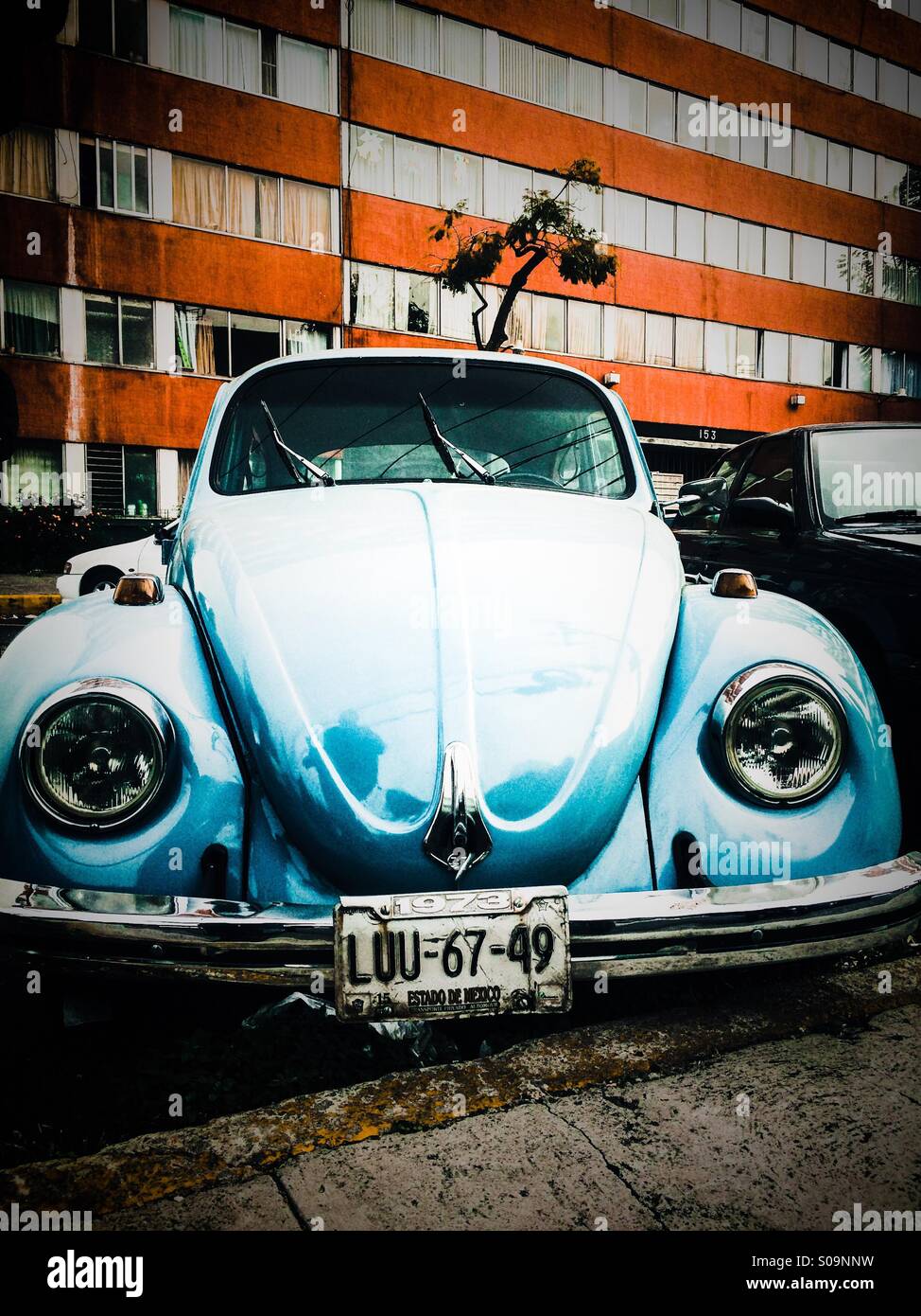 VW Käfer aus den 70ern in einer städtischen Einrichtung in Mexiko-Stadt Stockfoto