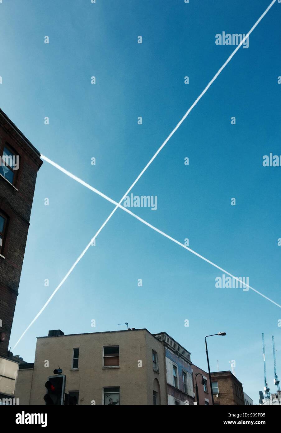 Buchstaben x in einen blauen Himmel, hergestellt aus Jet Vapor Trails über London Stockfoto