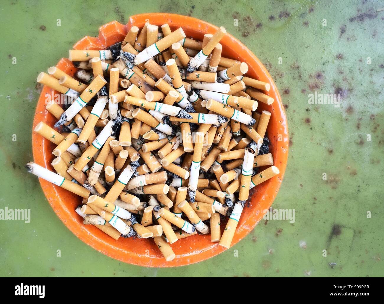 Der Aschenbecher ist voll von Zigaretten Stockfotografie - Alamy