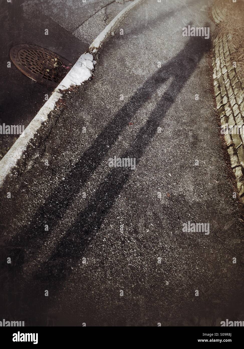 Lange Schatten von einem winkenden Mann. Stockfoto