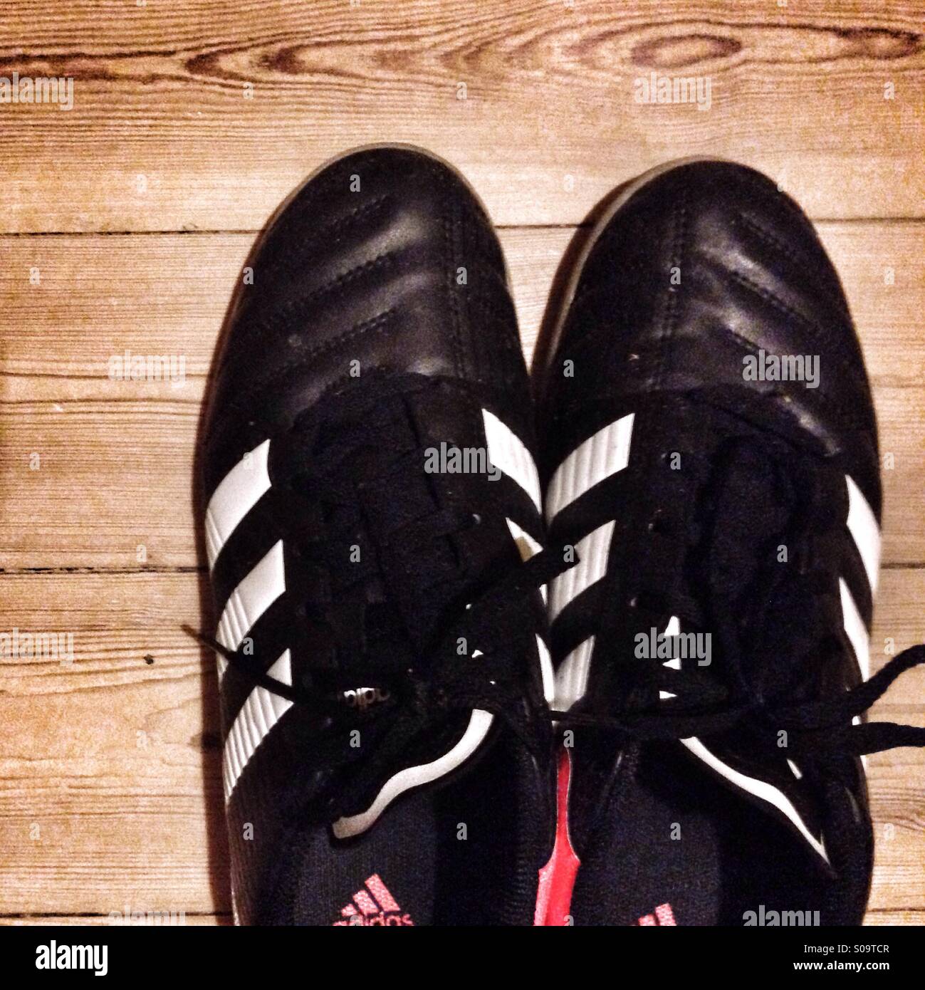 Indoor-Fußball-Schuhe im Holzboden Stockfoto