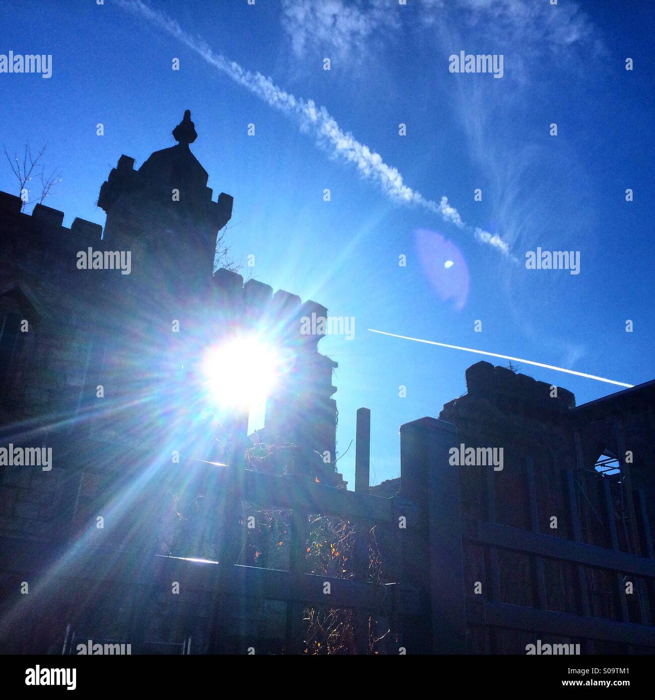 Sonne Streulicht und Schloss Stockfoto