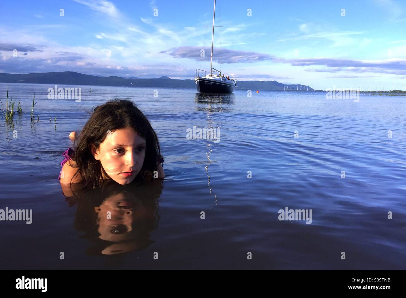 Ein Mädchen auf dem See in Osorio, Brasilien. Stockfoto