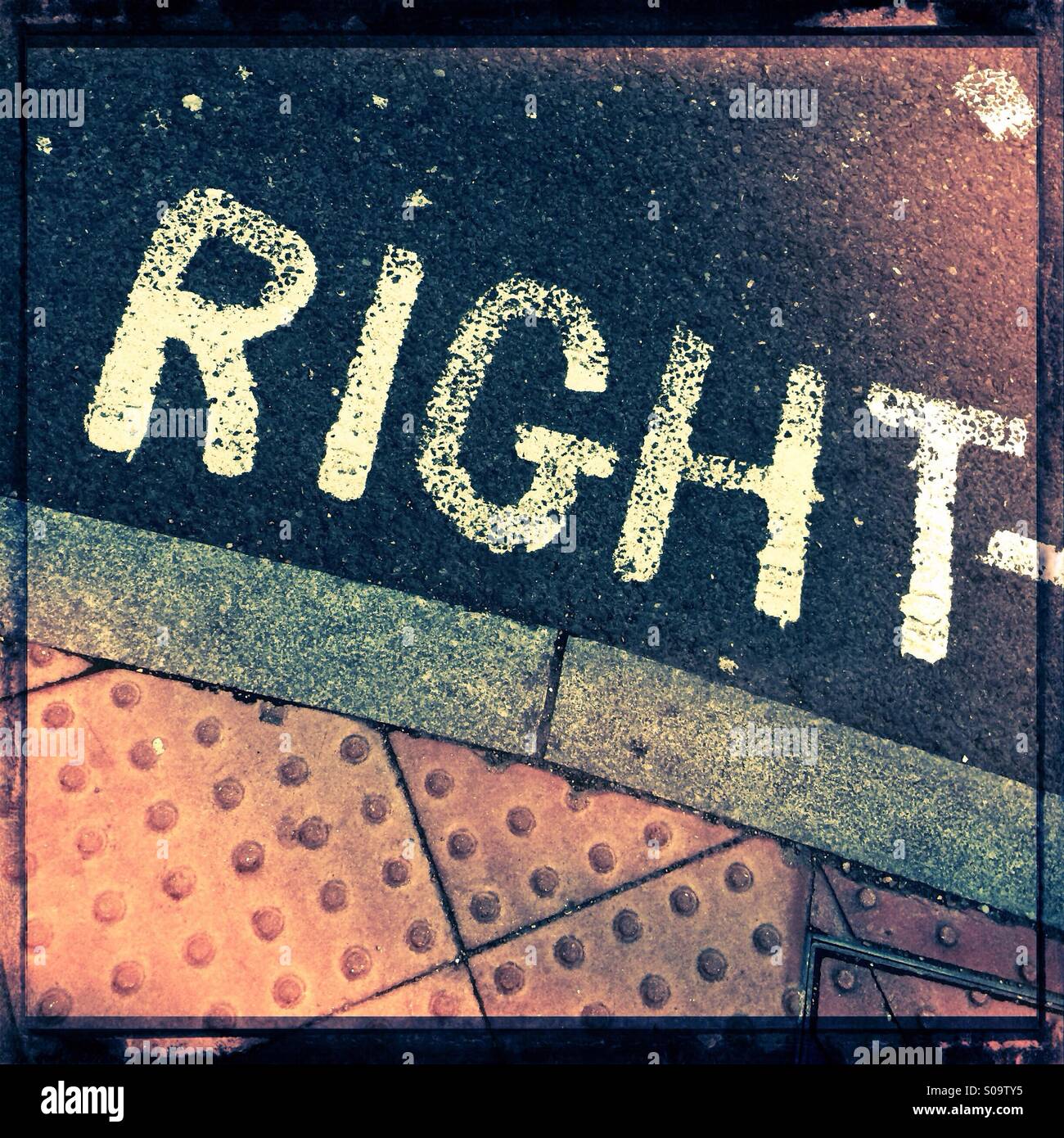 Detail aus auf der Straße Straßenmarkierungen zeigt das Wort "Recht". Stockfoto
