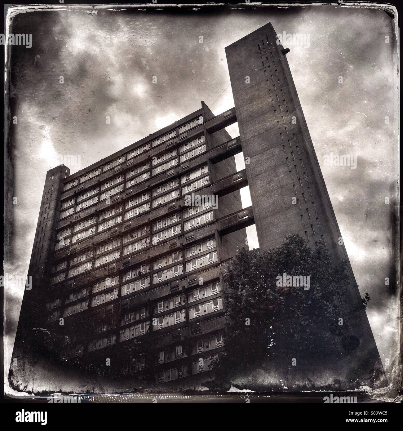 Vintage-Stil Foto des Balfron Tower an einem bewölkten Tag in Pappel, East London. Das Gebäude wurde von dem Architekten Erno Goldfinger, bekannt für seine Brutalismus und modernistischen Designs entworfen. Stockfoto