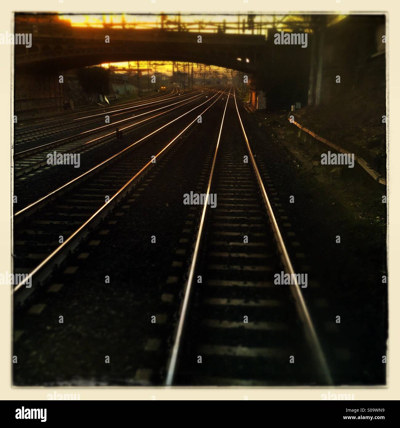 Bahn-Schienen in den Sonnenuntergang Stockfoto