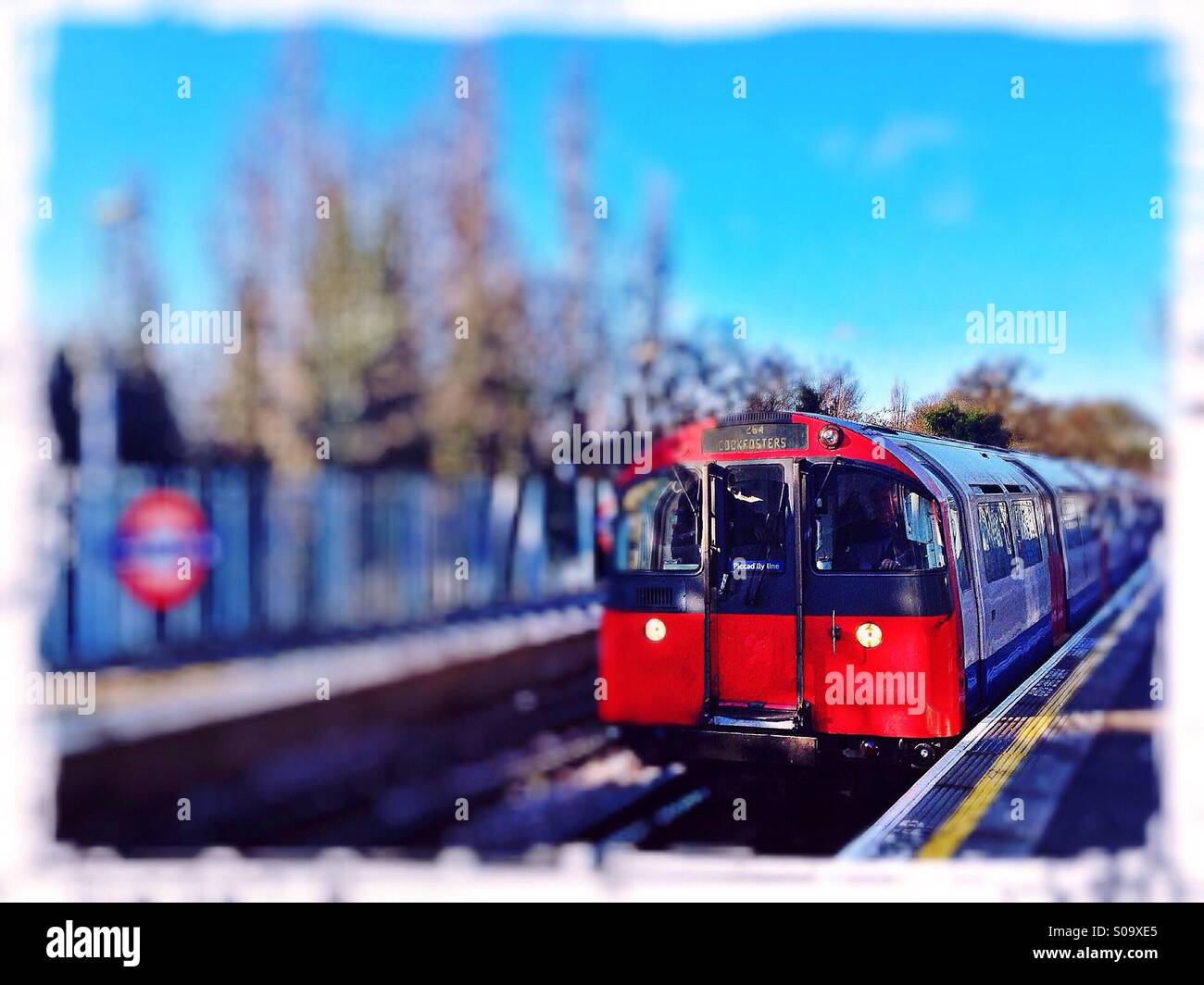 Piccadilly-Line-Zug Ankunft am Bahnsteig, London, UK Stockfoto