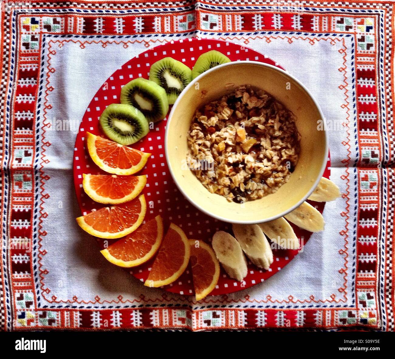 Herz gesunden Haferflocken mit Nüssen und Früchten auf Bestickte Servietten Stockfoto