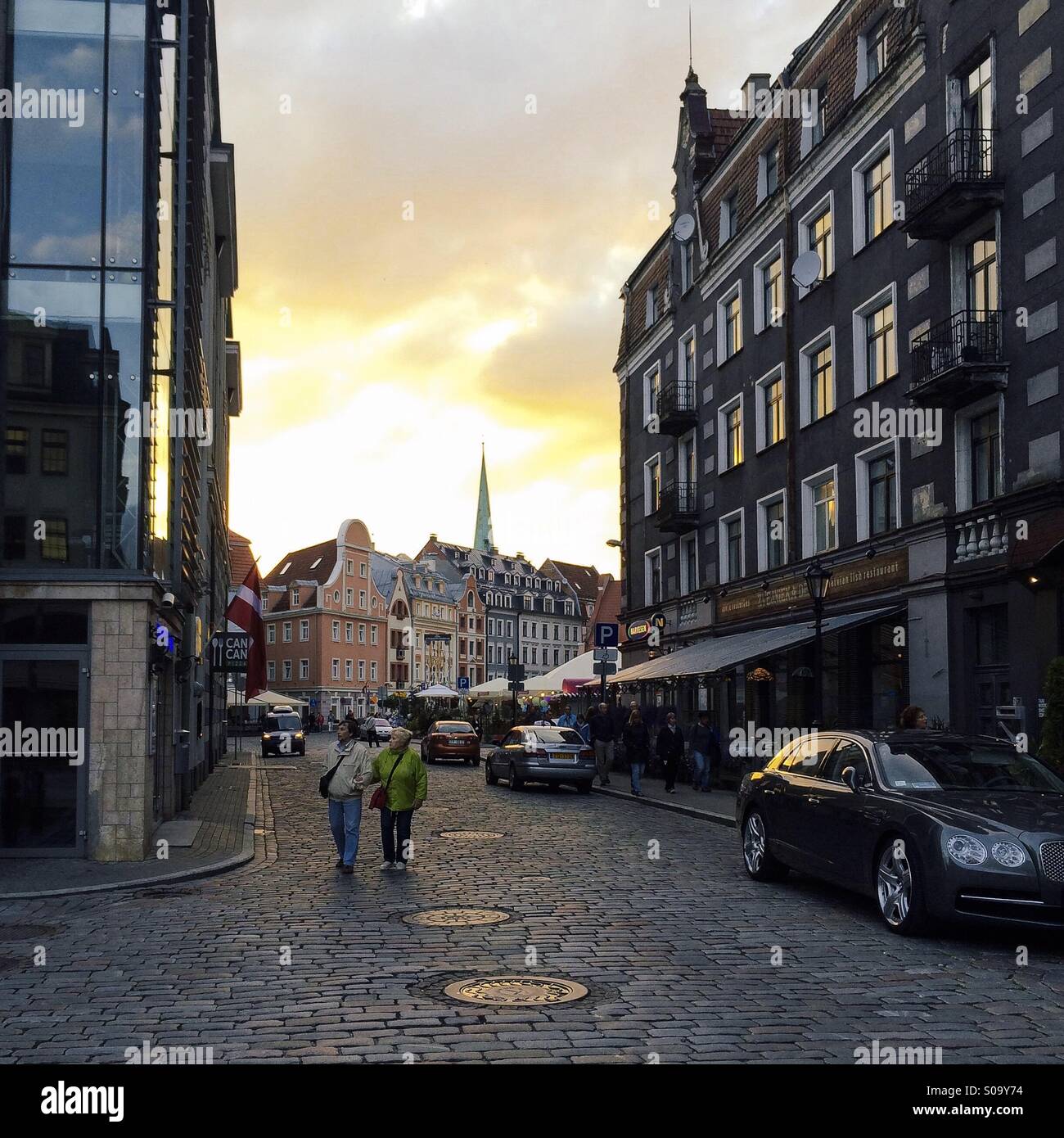 Rigaer Straße mit Mischung aus moderne und neue Gebäude in der Dämmerung im Sommer Stockfoto