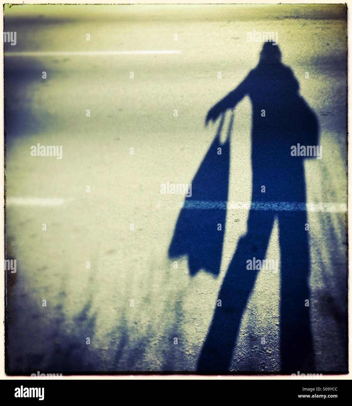 Frau mit einer Tasche, die zu Fuß auf der Straße Stockfoto