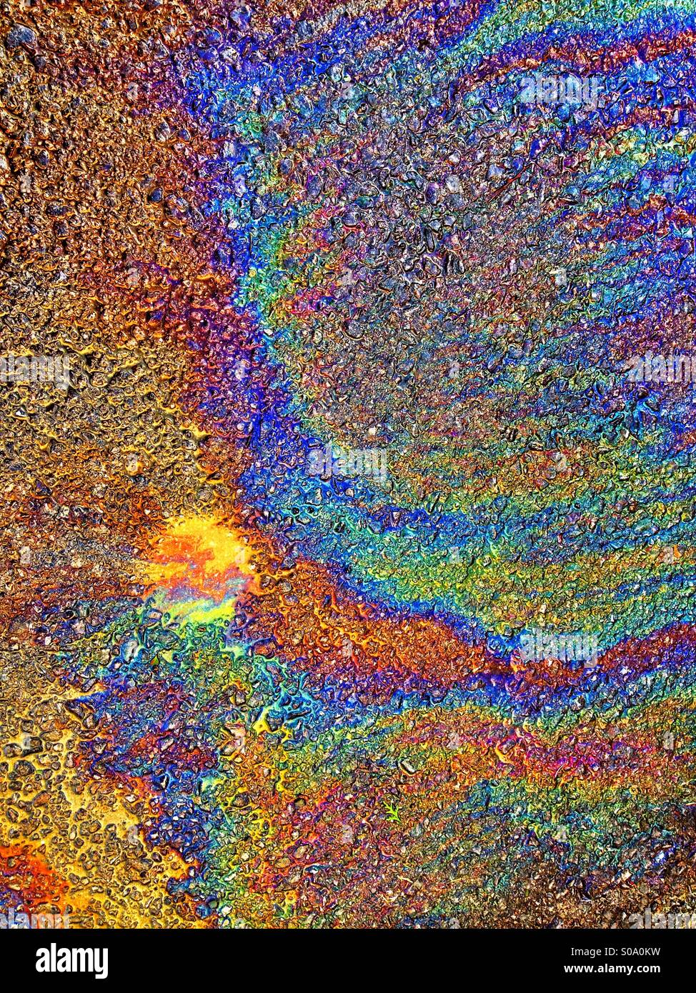 Öl auf nassem Asphalt Stockfoto