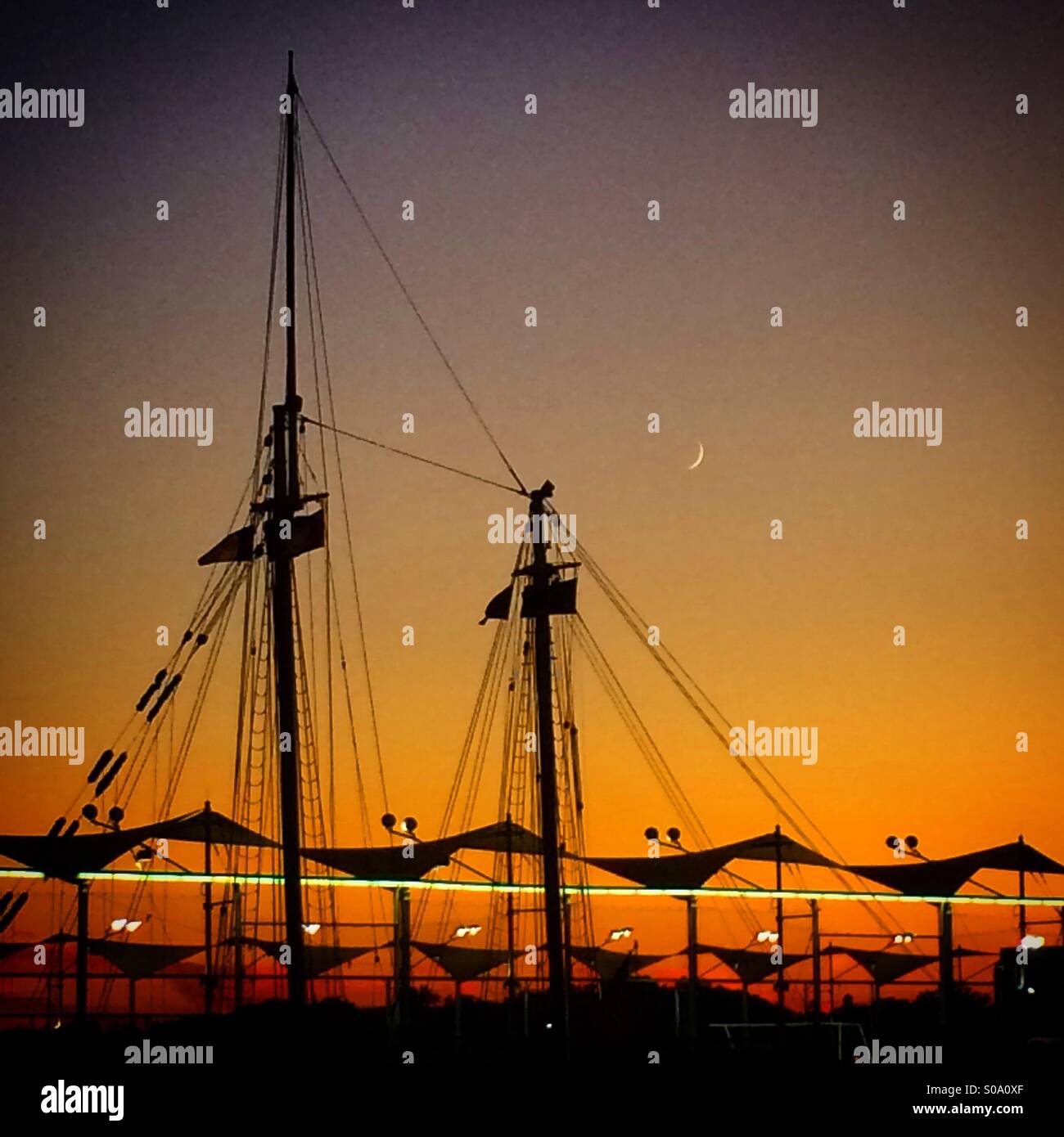 Segelboot Masten bei Sonnenuntergang Stockfoto