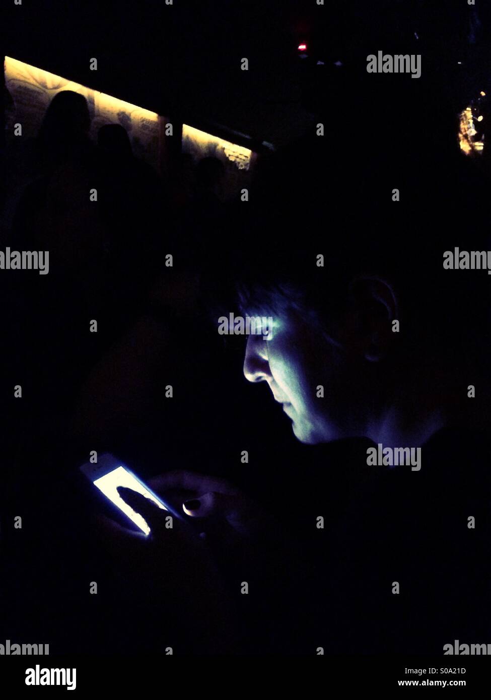 Frau ihr Handy betrachten - Smartphone-aufgenommenes Stockfoto