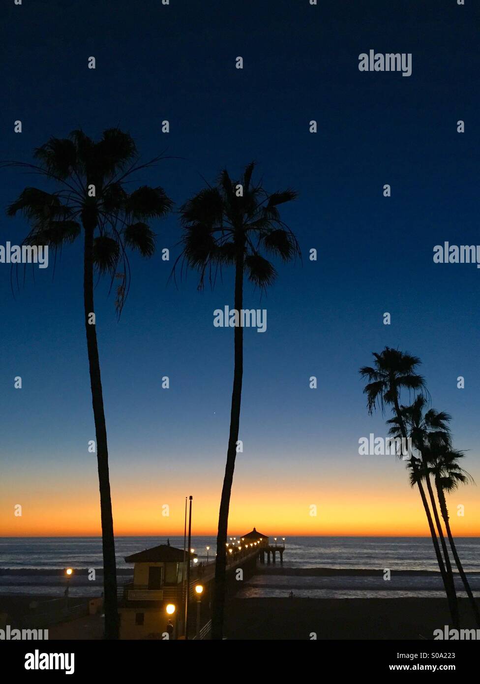 Der Manhattan Beach Pier bei Sonnenuntergang. Manhattan Beach, Kalifornien USA. Stockfoto