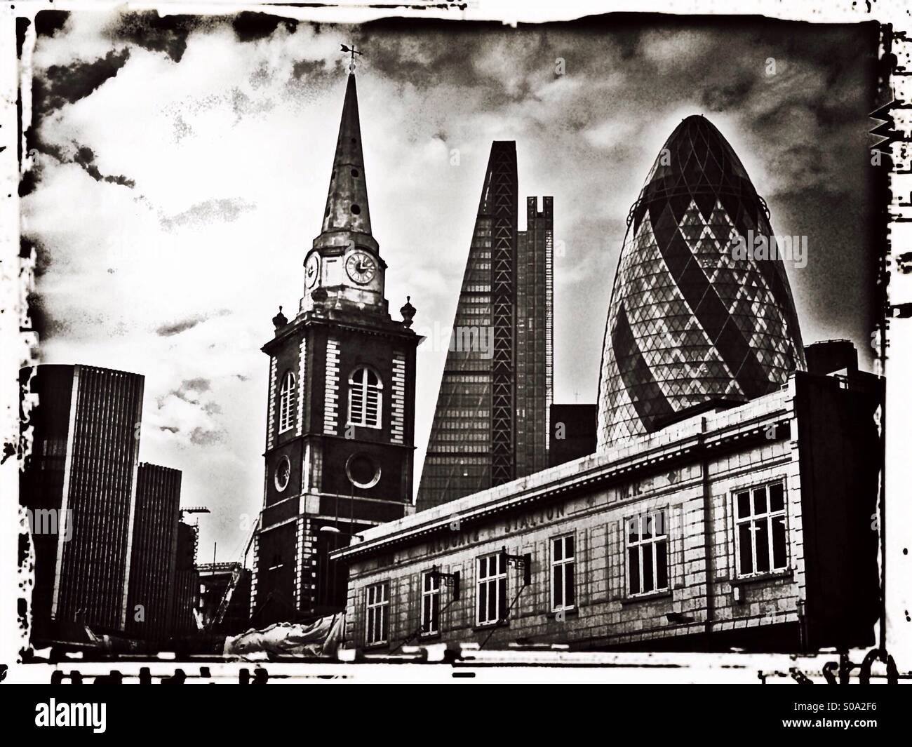 Die City of London Skyline zeigt Saint Botolph ohne Aldgate Kirche, die Gurke und Leadenhall Building, UK Stockfoto