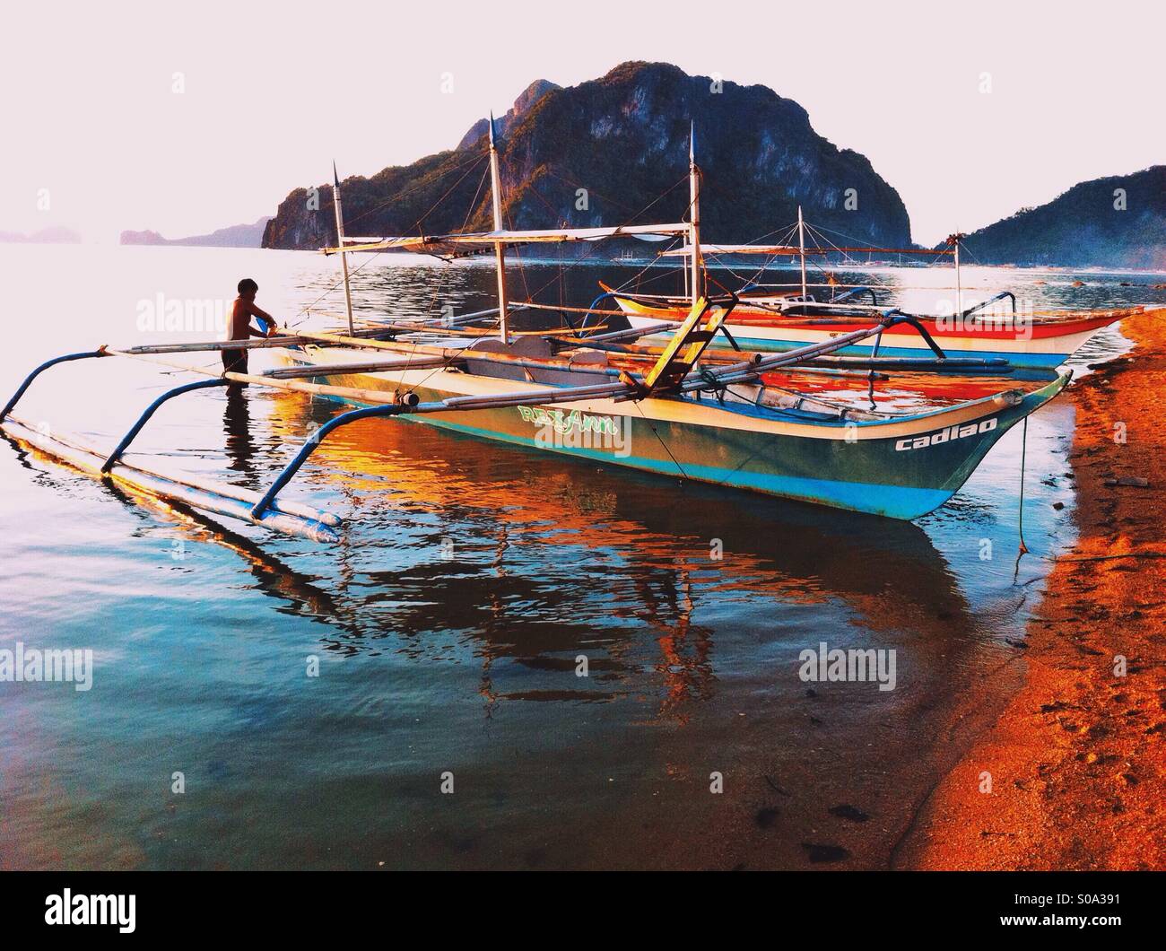 Traditionelles Fischen aus Holz und Bambus-Boot an einem Strand in el Nido,  Palawan, Philippinen Stockfotografie - Alamy