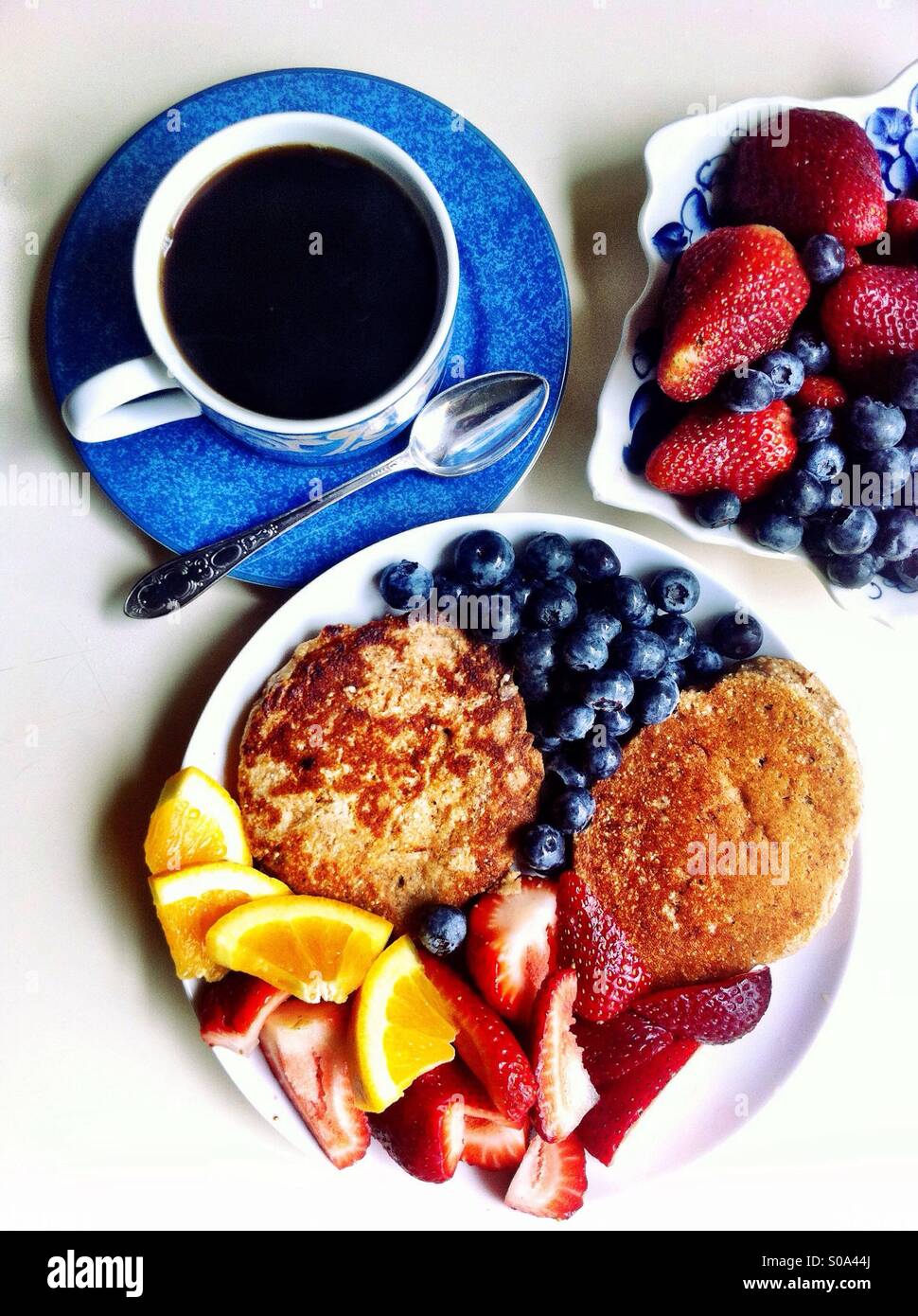 Sommer Pancake-Frühstück mit frischen Heidelbeeren und Erdbeeren Stockfoto