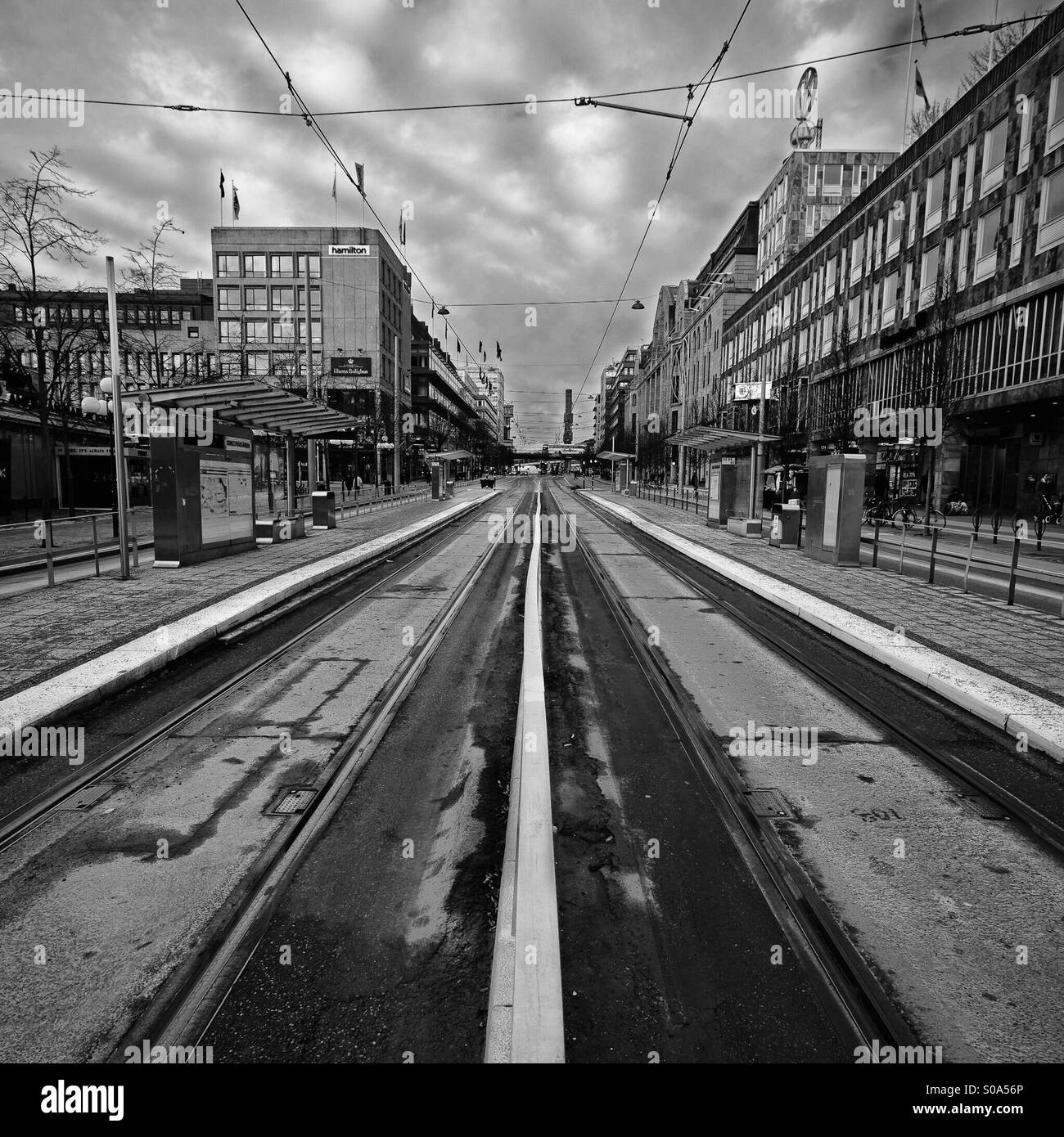 Hamngatan in Stockholm, Schweden mit Straßenbahn und seine führenden Linien in schwarz und weiß. Stockfoto