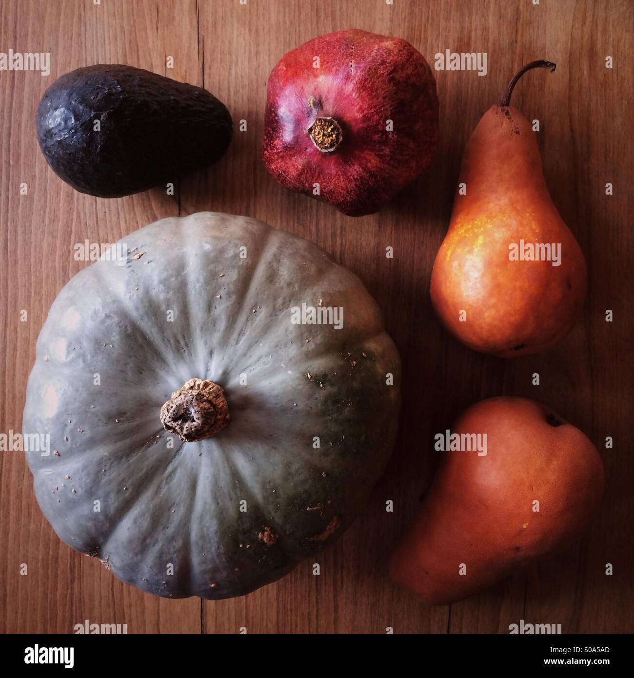 Bestandteil Ihrer fünf-am-Tag, einen Granatapfel, zwei Birnen, Avocado und ein Winterkürbis. Stockfoto