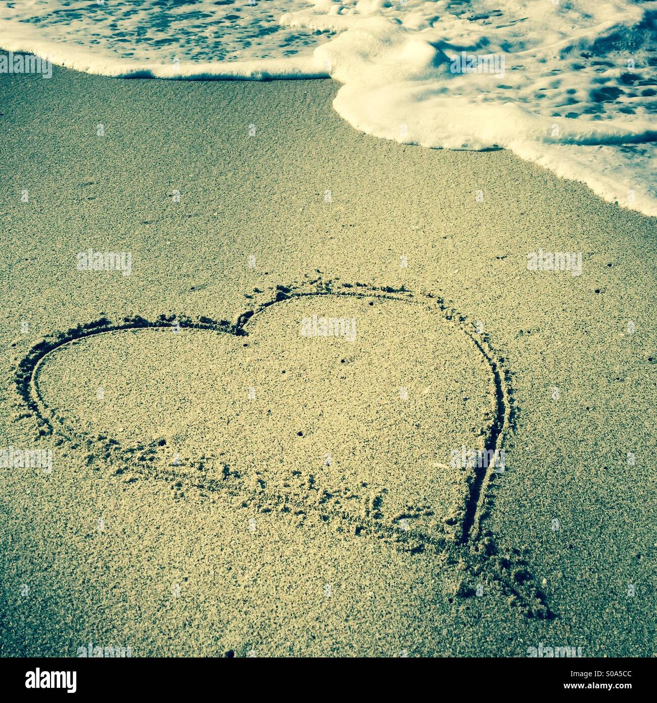 Ein Herz in den Sand an der Küste gezogen. Manhattan Beach, Kalifornien USA. Stockfoto