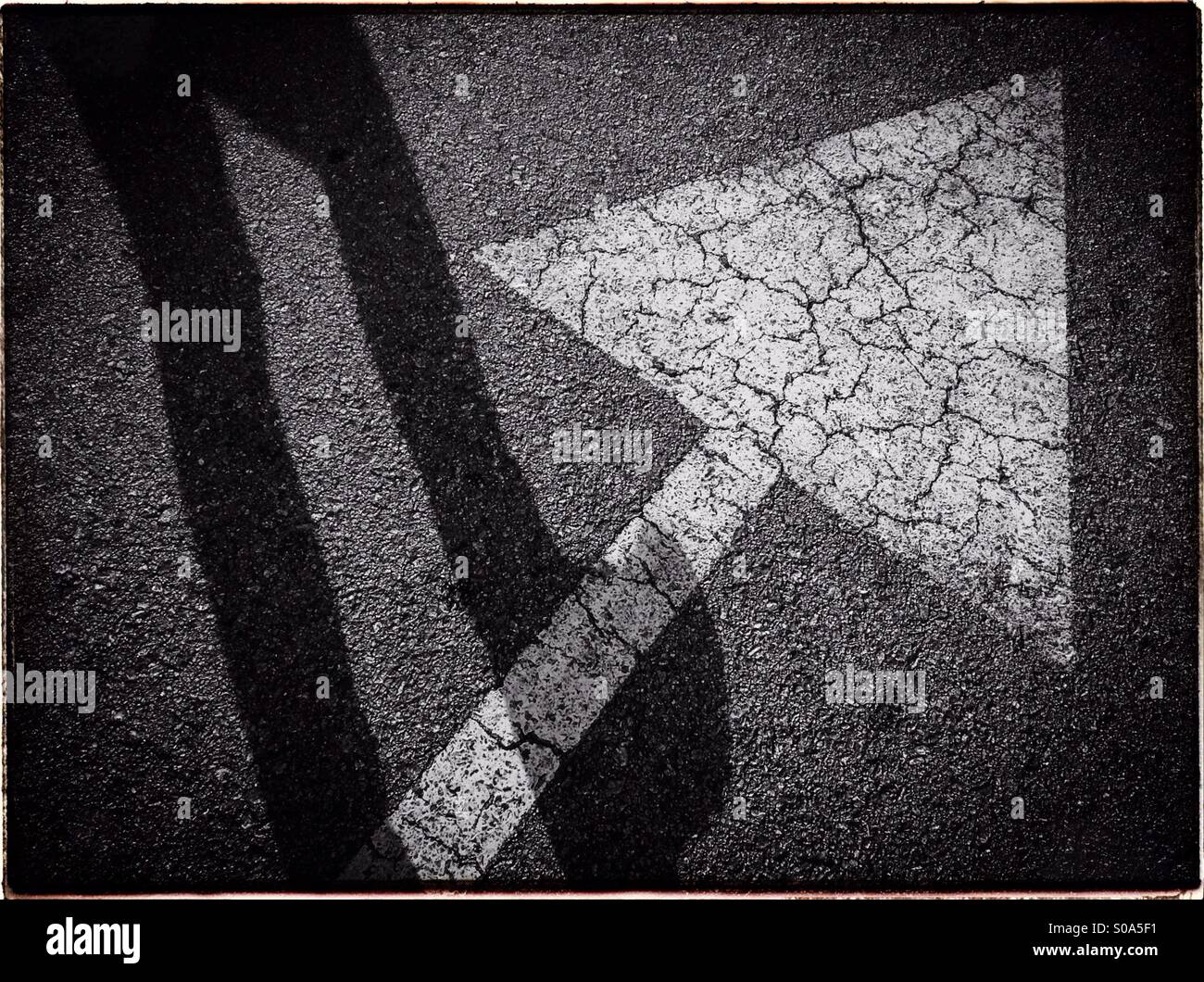 Fußgängerzone Schatten und weißer Pfeil unterzeichnen auf asphalt - Smartphone-aufgenommenes Stockfoto