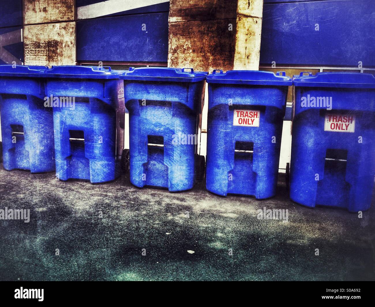 Reihe von Mülltonnen Stockfoto