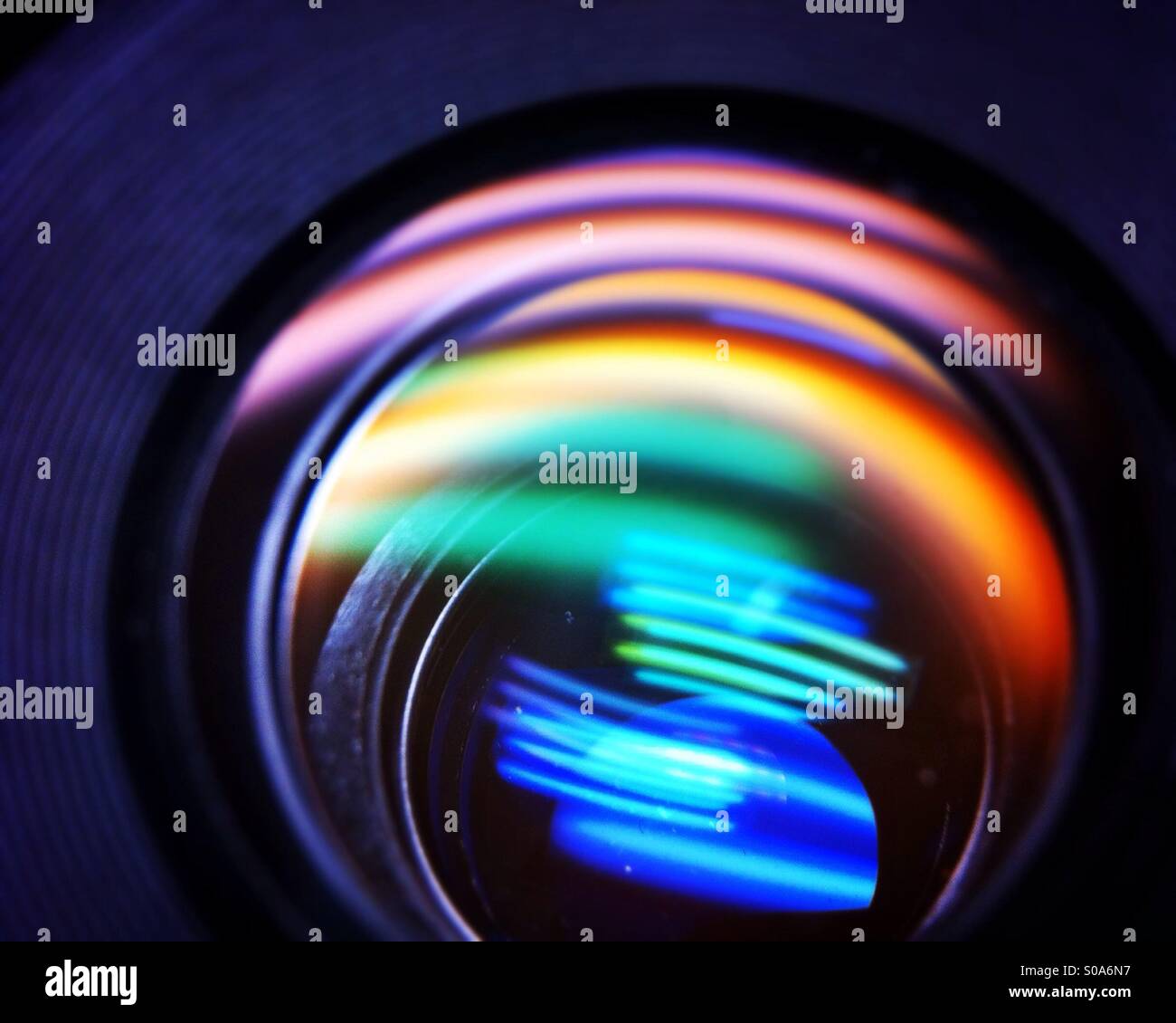 Regenbogenfarbene Lichtbrechung im Kameraobjektiv - Smartphone-aufgenommenes Stockfoto