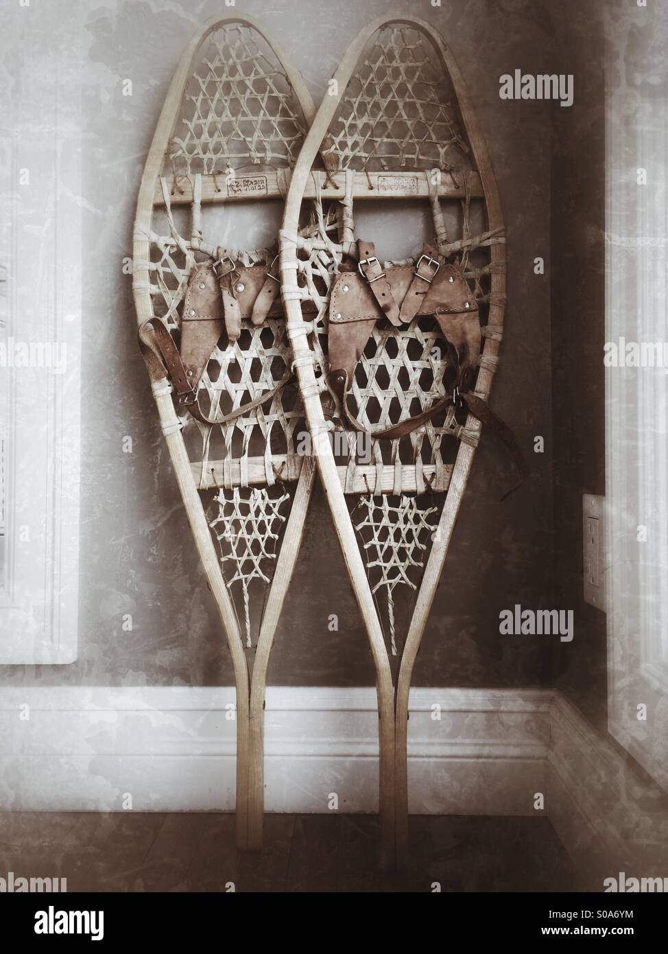 Vintage Holz Schneeschuhe mit Leder-Bindungen. - Smartphone-aufgenommenes Stockfoto