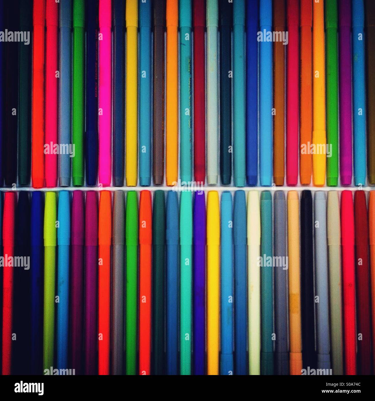 Palette von Farbstiften nebeneinander in einer box - Smartphone-aufgenommenes Stockfoto