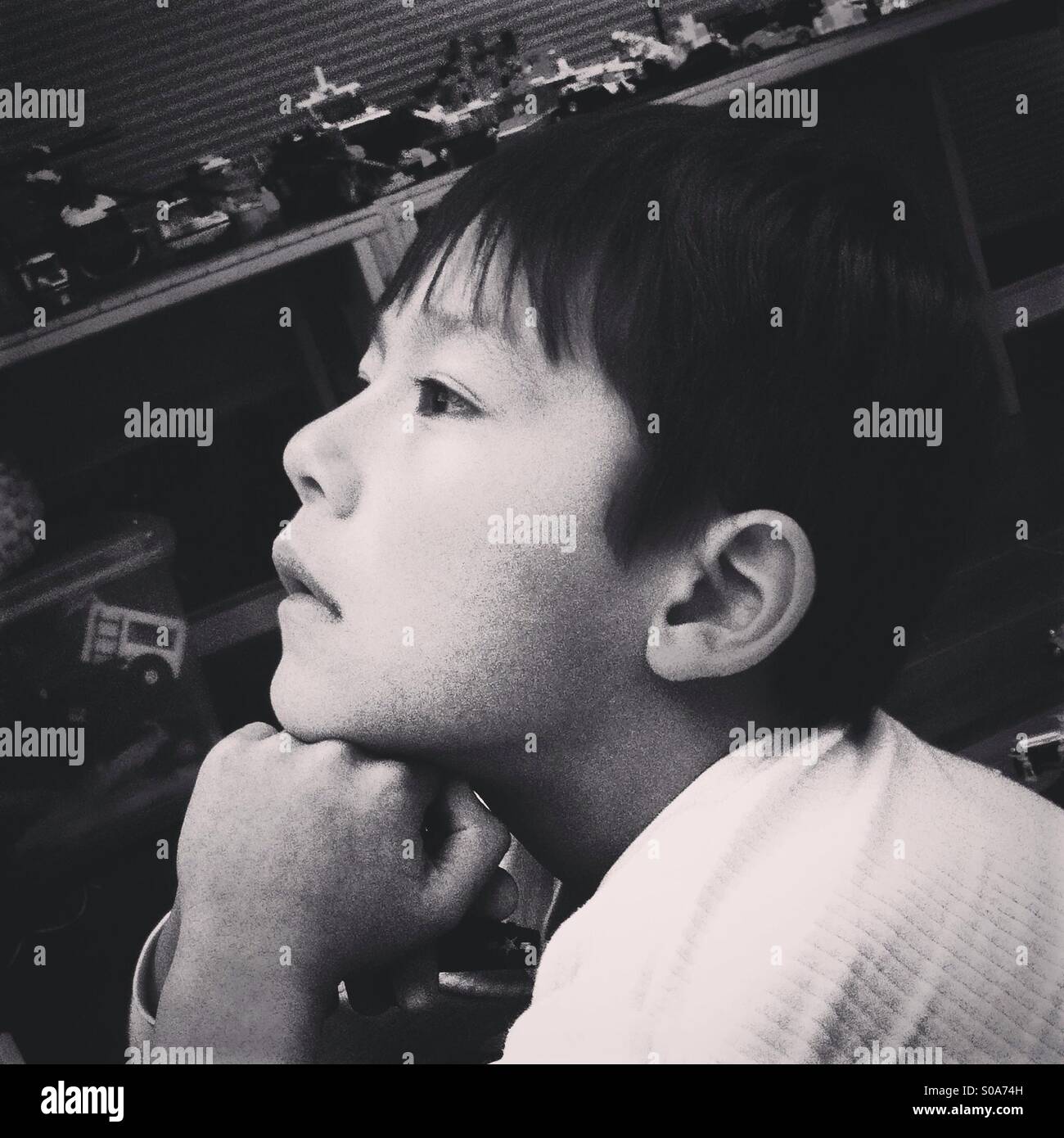 Vor dem Fernseher - Smartphone-aufgenommenes Stockfoto