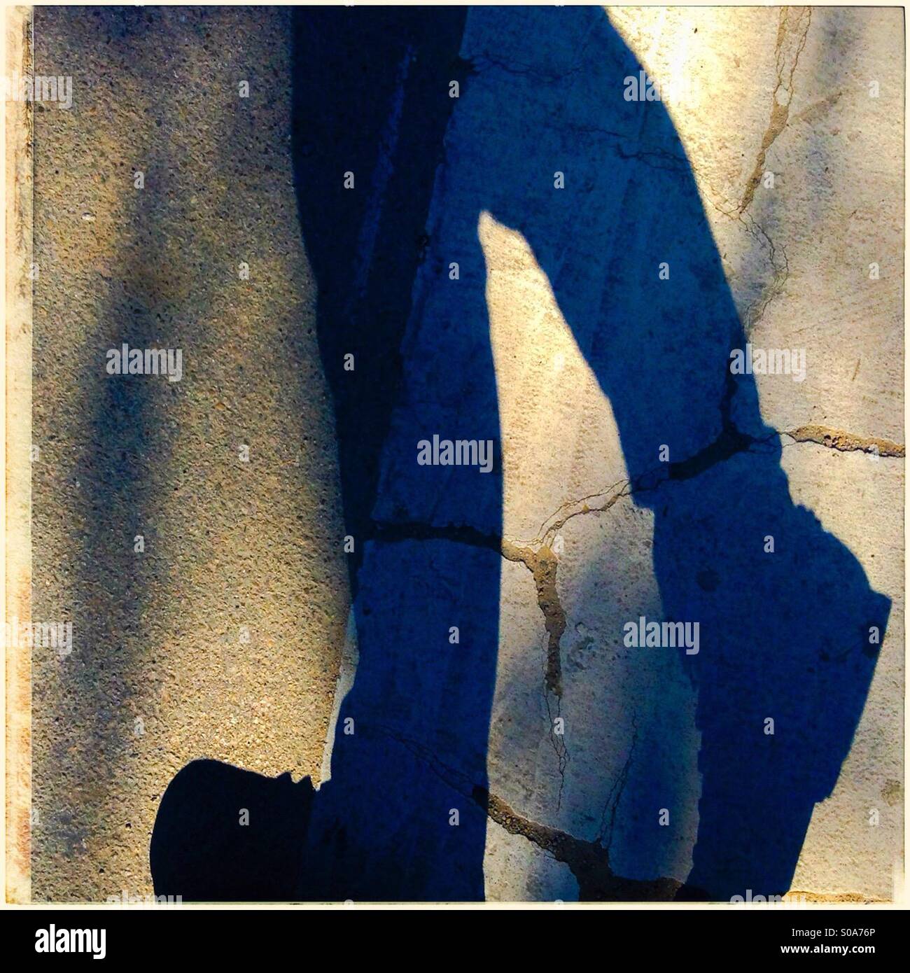 Fußgängerzone Schatten gehen auf der Straße - Smartphone-aufgenommenes Stockfoto