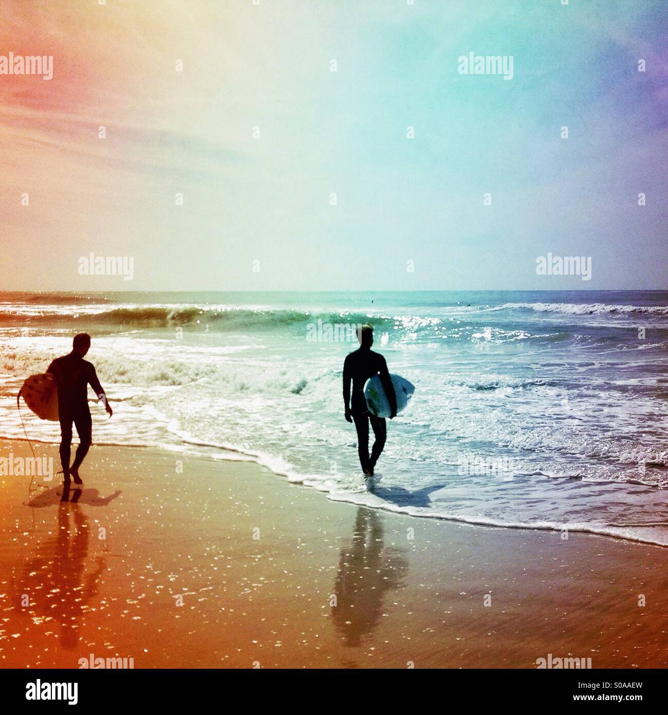 Zwei Surfer. Stockfoto