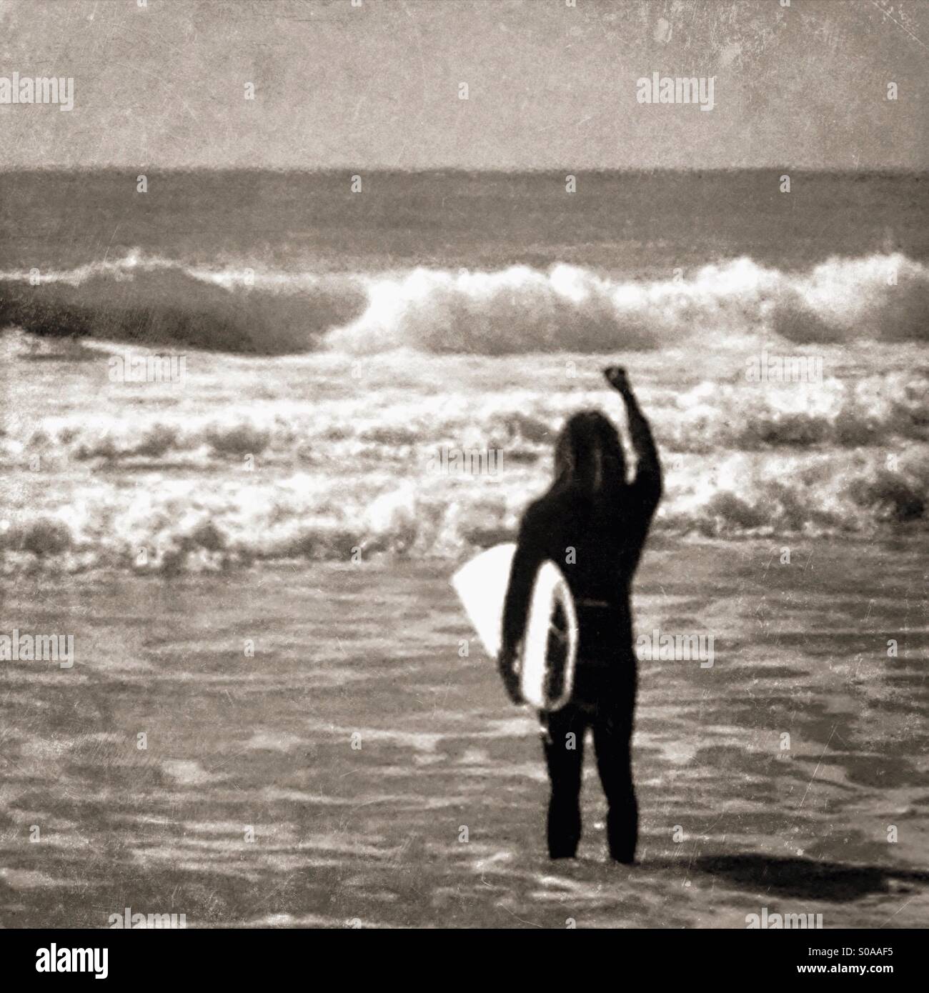 Aufgeregt Surfer mit Blick auf die Wellen. Stockfoto